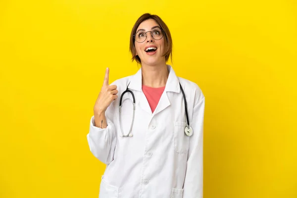 Médecin Femme Isolée Sur Fond Jaune Pointant Vers Haut Surpris — Photo