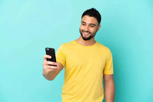 Hombre Árabe Joven Aislado Sobre Fondo Azul Haciendo Una Selfie —  Fotos de Stock