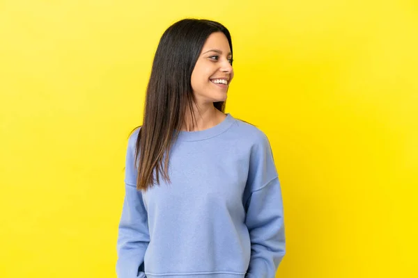 Mulher Caucasiana Jovem Isolado Fundo Amarelo Olhando Lado — Fotografia de Stock