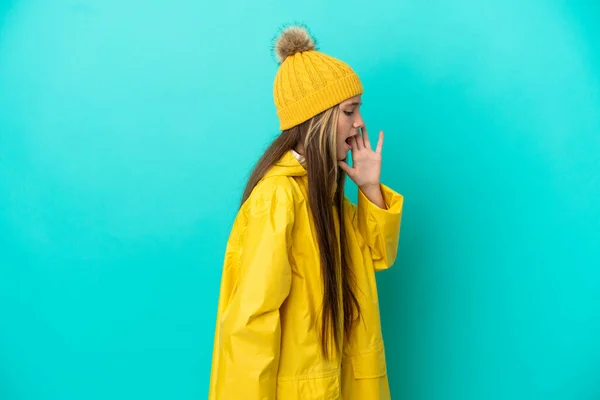 Niña Usando Abrigo Impermeable Sobre Fondo Azul Aislado Gritando Con —  Fotos de Stock