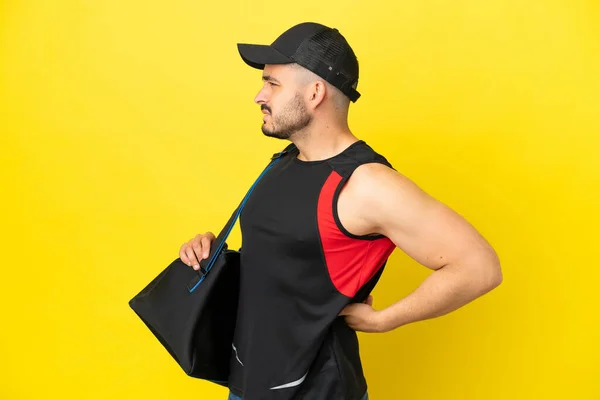 Νεαρός Αθλητής Καυκάσιος Άνδρας Αθλητική Τσάντα Απομονωμένη Κίτρινο Φόντο Που — Φωτογραφία Αρχείου