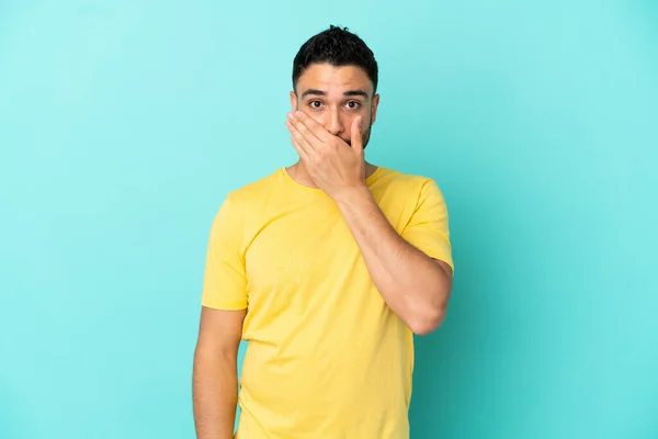 Genç Arap Adam Mavi Arka Planda Izole Edilmiş Ağzını Eliyle — Stok fotoğraf