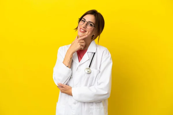 Sarı Arka Planda Sırıtan Doktor Kadın — Stok fotoğraf