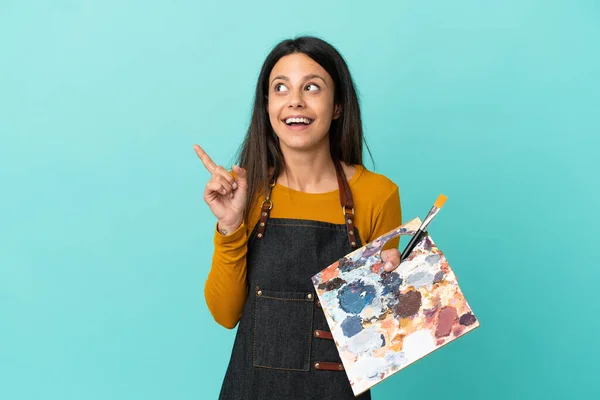 Joven Artista Caucásica Sosteniendo Una Paleta Aislada Sobre Fondo Azul —  Fotos de Stock