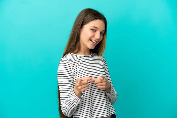 Malá Dívka Přes Izolované Modré Pozadí Překvapen Ukazuje Dopředu — Stock fotografie