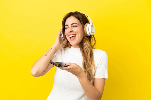 Λευκή Γυναίκα Απομονωμένη Κίτρινο Φόντο Ακούγοντας Μουσική Κινητό Και Τραγουδώντας — Φωτογραφία Αρχείου