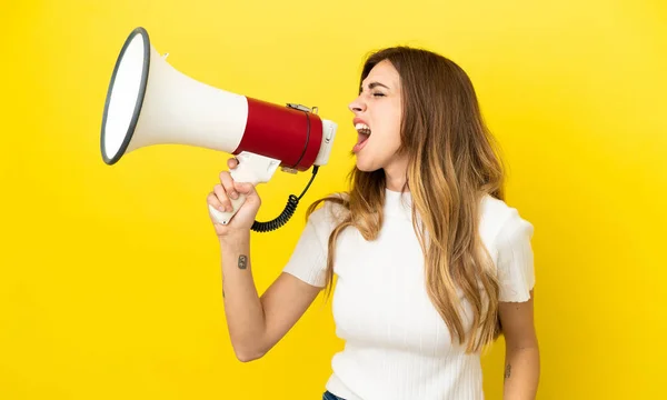 Blanke Vrouw Geïsoleerd Gele Achtergrond Schreeuwen Door Een Megafoon Iets — Stockfoto