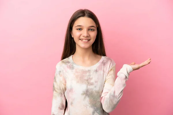 Klein Meisje Geïsoleerde Roze Achtergrond Houden Copyspace Imaginair Palm Een — Stockfoto