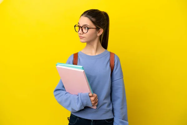 Étudiant Enfant Femme Sur Fond Jaune Isolé Regardant Vers Côté — Photo