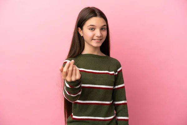 Liten Flicka Över Isolerade Rosa Bakgrund Inbjudande Att Komma Med — Stockfoto