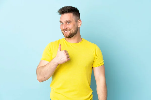 Hombre Guapo Ruso Aislado Sobre Fondo Azul Dando Gesto Pulgar —  Fotos de Stock