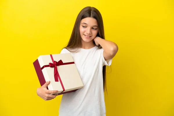 Niña Sosteniendo Regalo Sobre Fondo Amarillo Aislado Riendo —  Fotos de Stock