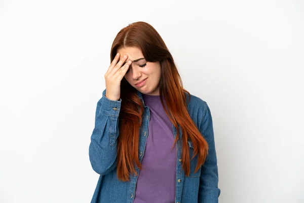 Mulher Ruiva Jovem Isolado Fundo Branco Com Dor Cabeça — Fotografia de Stock