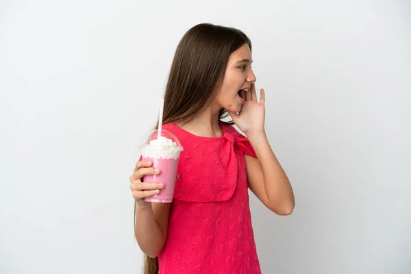 小さな女の子ともにイチゴミルクセーキ上の隔離された白い背景叫びとともに口を大きく開いた側 — ストック写真