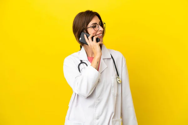Ärztin Isoliert Auf Gelbem Hintergrund Hält Ein Gespräch Mit Dem — Stockfoto
