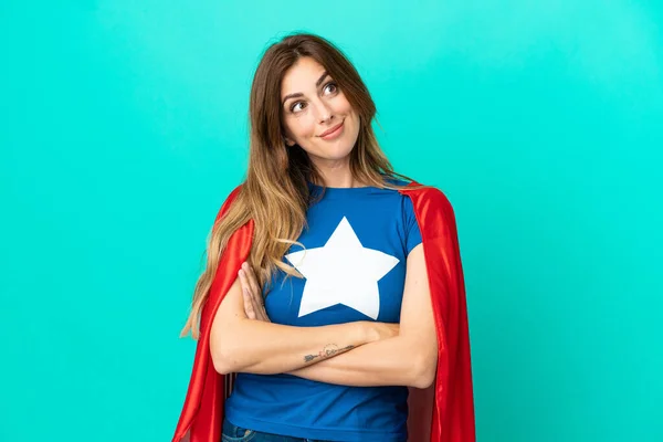 Super Hjälte Kaukasiska Kvinna Isolerad Blå Bakgrund Gör Tvivel Gest — Stockfoto