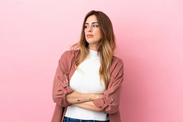 Femme Blanche Isolée Sur Fond Rose Gardant Les Bras Croisés — Photo