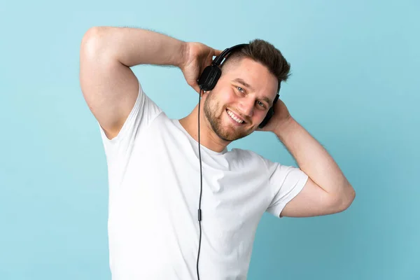 Ρώσος Όμορφος Άντρας Απομονωμένος Μπλε Φόντο Ακούγοντας Μουσική — Φωτογραφία Αρχείου