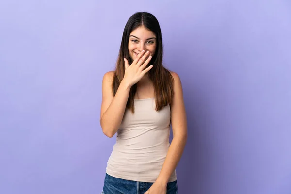 Mor Arka Planda Izole Edilmiş Genç Beyaz Kadın Mutlu Gülümseyerek — Stok fotoğraf