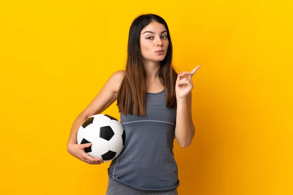 Mladý Fotbalista Žena Izolované Žlutém Pozadí Úmyslem Realizovat Řešení Při — Stock fotografie