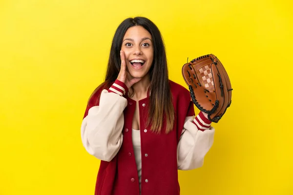 Jonge Kaukasische Vrouw Spelen Honkbal Geïsoleerd Gele Achtergrond Met Verrassing — Stockfoto