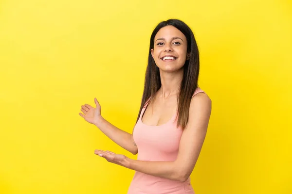 Mulher Caucasiana Jovem Isolado Fundo Amarelo Estendendo Mãos Para Lado — Fotografia de Stock