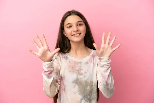 Klein Meisje Geïsoleerde Roze Achtergrond Tellen Tien Met Vingers — Stockfoto