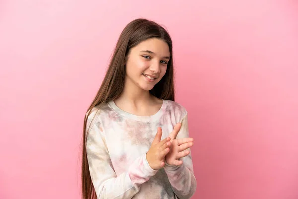 Kleines Mädchen Auf Isoliertem Rosa Hintergrund Applaudiert Nach Präsentation Einer — Stockfoto