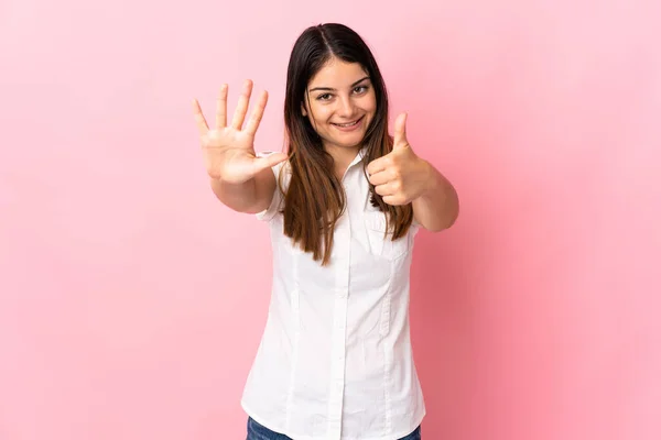 Νεαρή Καυκάσια Γυναίκα Απομονωμένη Ροζ Φόντο Μετρώντας Έξι Δάχτυλα — Φωτογραφία Αρχείου