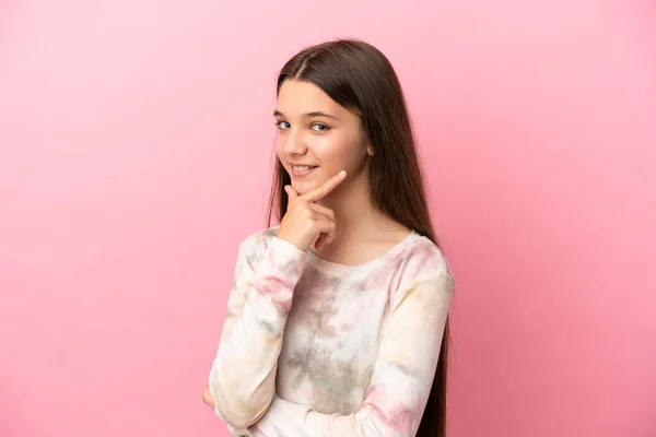 Klein Meisje Geïsoleerde Roze Achtergrond Gelukkig Glimlachend — Stockfoto
