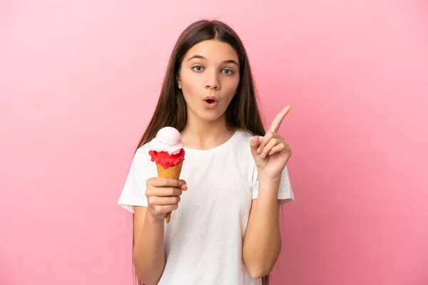 Liten Flicka Med Cornet Glass Över Isolerade Rosa Bakgrund Med — Stockfoto