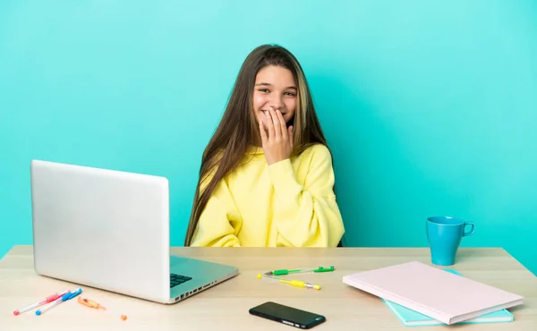 Menina Uma Mesa Com Laptop Sobre Fundo Azul Isolado Feliz — Fotografia de Stock