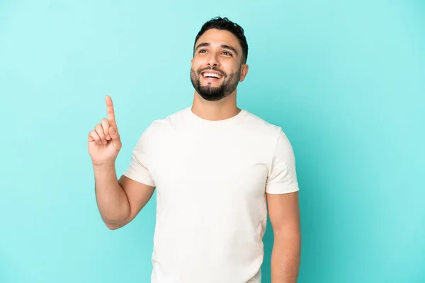 Hombre Árabe Joven Aislado Sobre Fondo Azul Apuntando Hacia Arriba — Foto de Stock