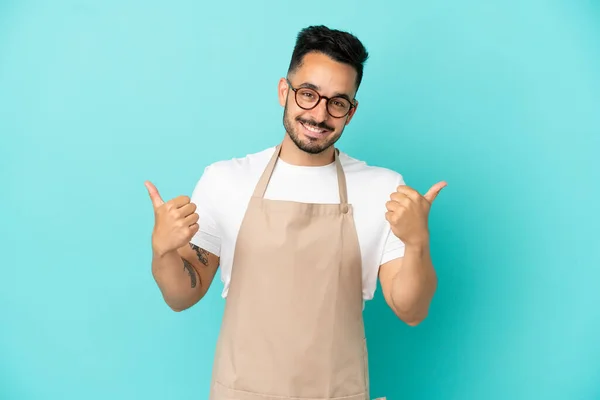 Restaurant Kellner Kaukasischen Mann Isoliert Auf Blauem Hintergrund Mit Daumen — Stockfoto