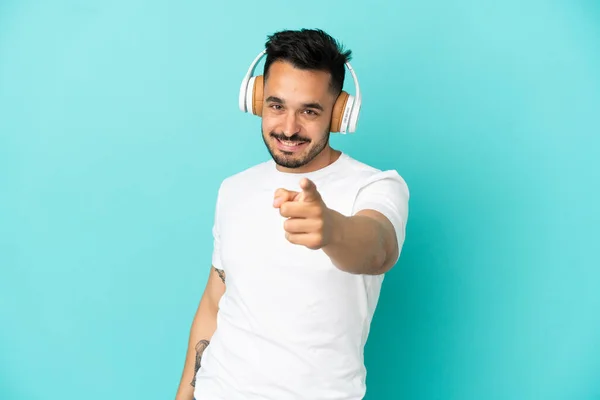 Jonge Blanke Man Geïsoleerd Blauwe Achtergrond Luisteren Muziek Wijzen Naar — Stockfoto