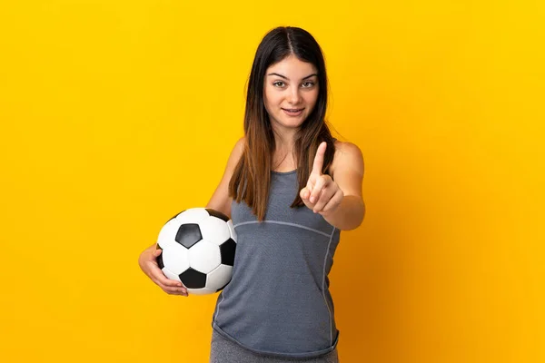 Молода Жінка Футболістка Ізольована Жовтому Тлі Показуючи Піднімаючи Палець — стокове фото