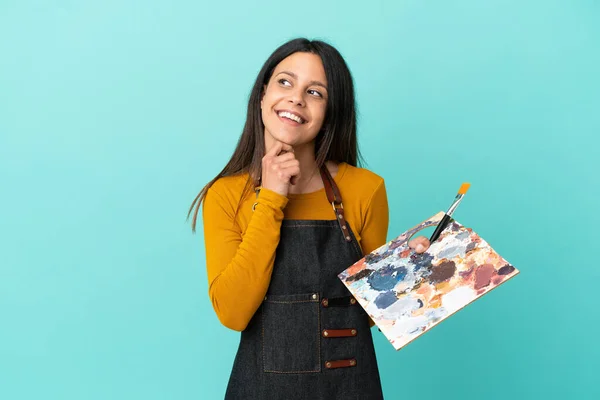 Joven Artista Caucásica Sosteniendo Una Paleta Aislada Sobre Fondo Azul —  Fotos de Stock