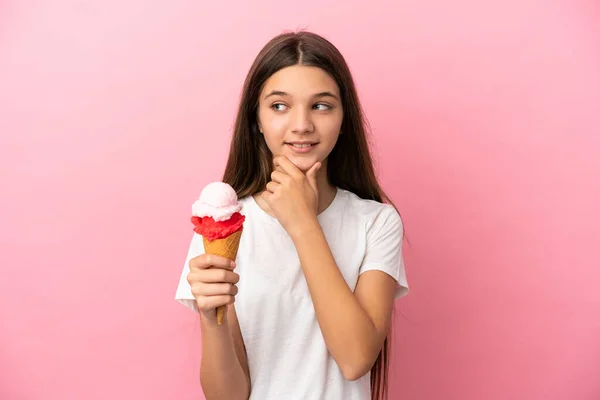 Liten Flicka Med Cornet Glass Över Isolerad Rosa Bakgrund Tittar — Stockfoto