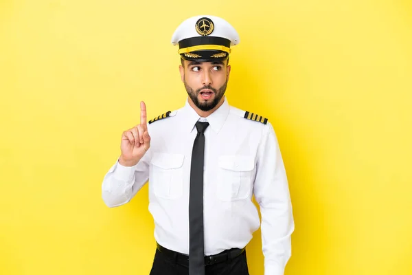 Vliegtuig Arabisch Piloot Geïsoleerd Gele Achtergrond Denkend Aan Een Idee — Stockfoto