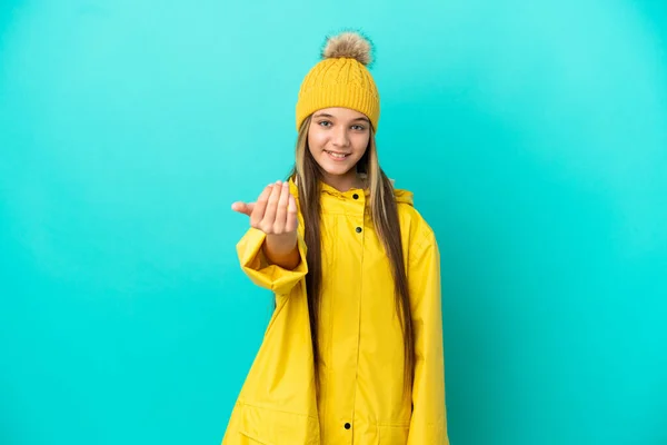 Menina Vestindo Casaco Prova Chuva Sobre Fundo Azul Isolado Convidando — Fotografia de Stock