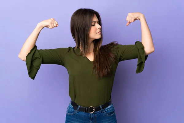 Tiener Braziliaanse Meisje Geïsoleerde Paarse Achtergrond Doen Sterke Gebaar — Stockfoto