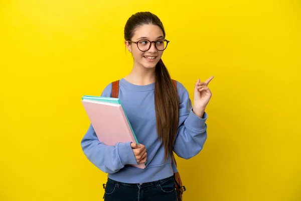 Zole Edilmiş Sarı Arka Plandaki Öğrenci Kız Parmağını Kaldırarak Çözümü — Stok fotoğraf