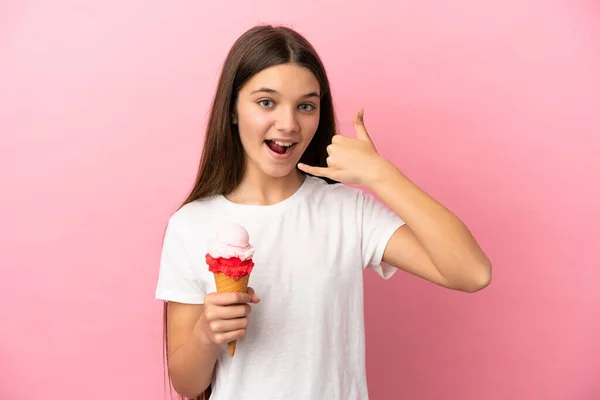 Liten Flicka Med Cornet Glass Över Isolerade Rosa Bakgrund Gör — Stockfoto