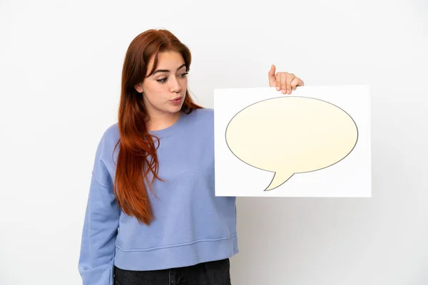 Jovem Ruiva Isolada Fundo Branco Segurando Cartaz Com Ícone Bolha — Fotografia de Stock