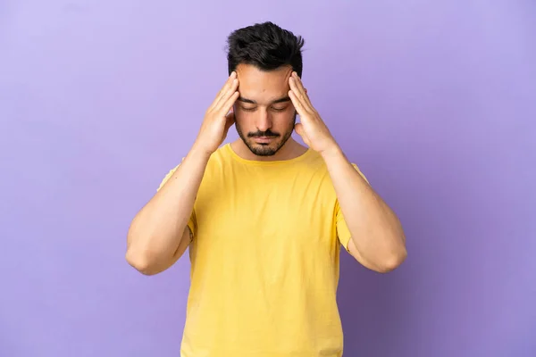 Jovem Caucasiano Isolado Fundo Roxo Com Dor Cabeça — Fotografia de Stock