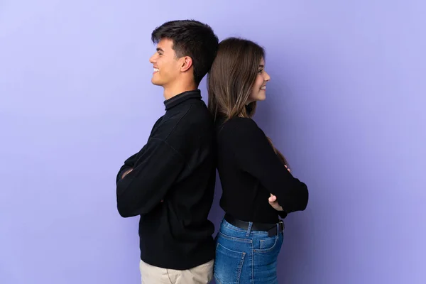 Молода Пара Над Ізольованим Фіолетовим Тлом Тримає Руки Схрещеними — стокове фото