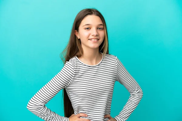 Malá Dívka Přes Izolované Modré Pozadí Pózovat Pažemi Bok Usmívat — Stock fotografie