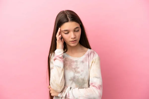 Kleines Mädchen Über Isoliertem Rosa Hintergrund Mit Kopfschmerzen — Stockfoto