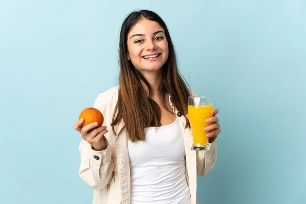 Ung Kaukasisk Kvinna Isolerad Blå Bakgrund Håller Apelsin Och Apelsinjuice — Stockfoto