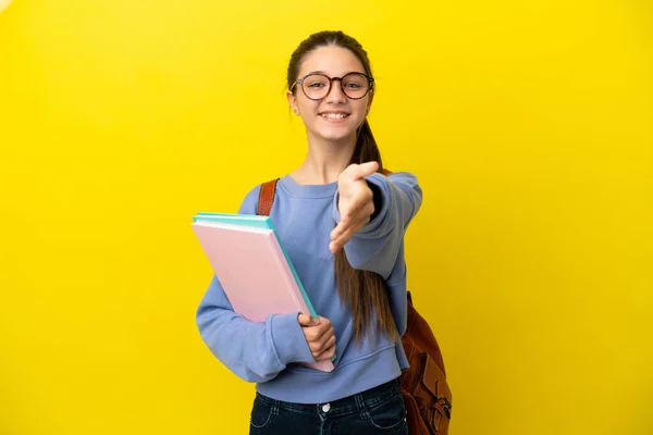 Student Dziecko Kobieta Nad Odizolowanym Żółtym Tle Ściskając Dłonie Zamknięcie — Zdjęcie stockowe